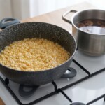 risotto z kurkami grzybami w trakcie przygotowania