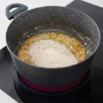risotto z kurkami grzybami w trakcie przygotowania