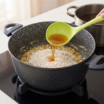 risotto z kurkami grzybami w trakcie przygotowania