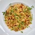risotto z kurkami grzybami podane na talerzu