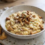 risotto z kurkami grzybami podane na talerzu