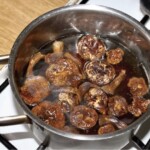 w garnku namaczają się suszone grzyby