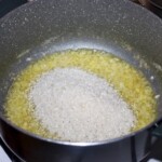 w garnku gotuje się risotto