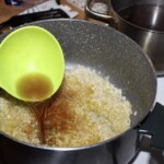 na patelni gotuje się risotto