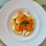 roster morelowy podany z pierogami leniwymi na głębokim talerzu