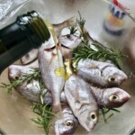 świeże ryby z rozmarynem w szklanej misce