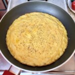 na patelni smaży się omlet z dwóch jajek