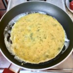 na patelni smaży się omlet