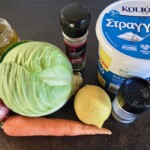 główka białej kapusty, opakowanie jogurtu greckiego, cytryna, przyprawy