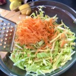 sałatka coleslaw w trakcie przygotowania