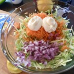 sałatka coleslaw w trakcie przygotowania