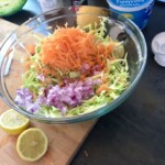 sałatka coleslaw w trakcie przygotowania