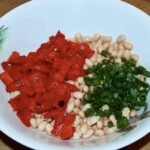 Sałatka z białej fasolki i papryki marynowanej