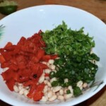 Sałatka z białej fasolki i papryki marynowanej