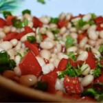 Sałatka z białej fasolki i papryki marynowanej