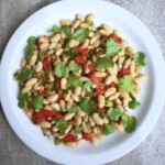 Sałatka z białej fasolki i papryki marynowanej