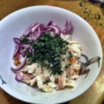 sałatka z ciecierzycy i dorsza wędzonego