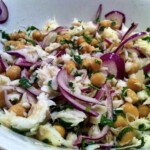 sałatka z ciecierzycy i dorsza wędzonego