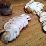 pokrojone w plastry świeże prawdziwki na talerzu