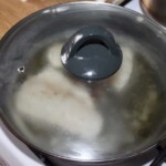 na patelni pod przykryciem smażą się dwa filety rybne