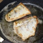 na patelni smażą się dwa filety rybne