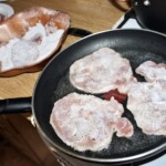na dużej patelni smażą się kotlety schabowe oprószone mąką