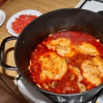 schab po bakońsku w trakcie przyrządzania