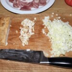 pokrojona w kostkę cebula i słonina wędzona