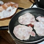 na patelni smażą się kotlety wieprzowe