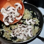 na patelni smażą się cebula i pieczarki