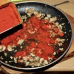 na patelni smaży się cebula oraz pieczarki