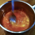 w garnku rozpuszcza się żelatyna