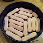 biszkopty ułożone na dnie tortownicy