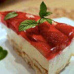 Sernik na zimno z truskawkami i galaretką