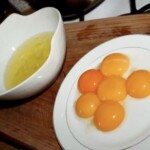 żółtka jajek na talerzu