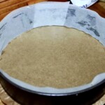 spód tortownicy gotowy do pieczenia sernika