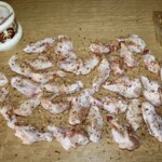 skrzydełka z kurczaka na blacie kuchennym przyprawione chilli