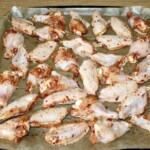 Chrupiące i soczyste skrzydełka z kurczaka z chilli na blasze piekarnika