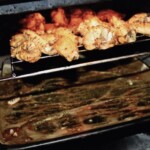 Chrupiące i soczyste skrzydełka z kurczaka z chilli pieką się w piekarniku