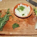 drobno pokrojony fenkuł w drewnianej misce