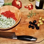 pokrojone warzywa na desce kuchennej