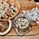 Śledzie z fenkułem kaparami i oliwkami