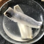 w misce namaczają się śledzie