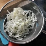 posiekana cebula w szklanej misce