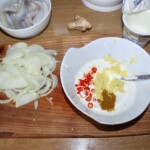śledzie w śmietanie z imbirem i kurkumą przygotowanie