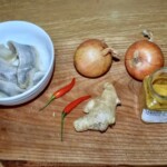 Śledzie z imbirem w śmietanie z kurkumą na talerzu