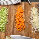 drobno pokrojone marchewka, cebula i seler naciowy do sosu bolognese (soffritto)