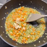 drobno pokrojone marchewka, cebula i seler naciowy do sosu bolognese (soffritto)smaży się na patelni z czosnkiem