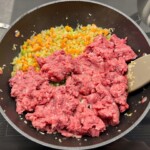 drobno pokrojone marchewka, cebula i seler naciowy do sosu bolognese (soffritto)smaży się na patelni razem z mięsem mielonym i czosnkiem