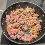 sos bolognese przyrządzany jest na patelni